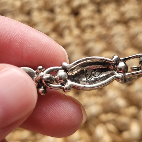 Vtg Liz Claiborne stamped hammered silver toned metal and turquoise bracelet - Picture 4 of 4